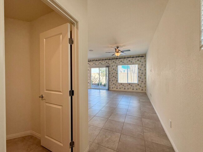 Foto del edificio - NEVER LIVED IN 4 BED 2.5 BATH 2 CAR GARAGE SINGLE FAMILY HOME FOR RENT!