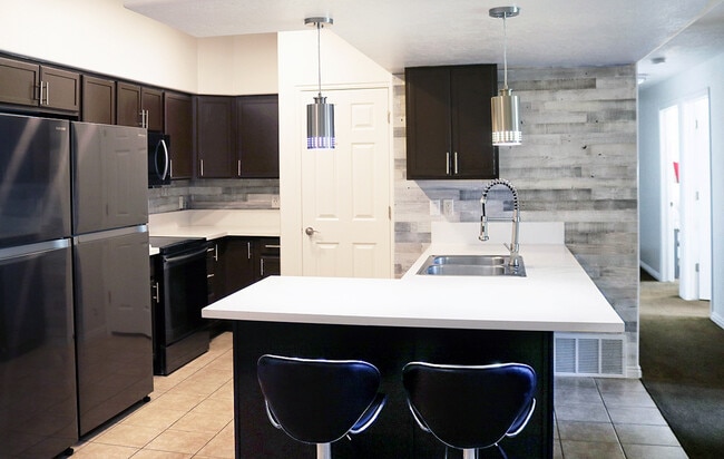 University Towers - University Towers Apartments-Student