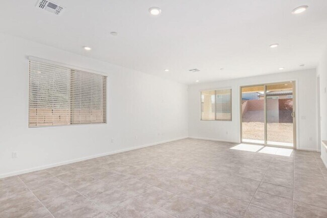 Foto del edificio - 8013 S Silver Lillie Way