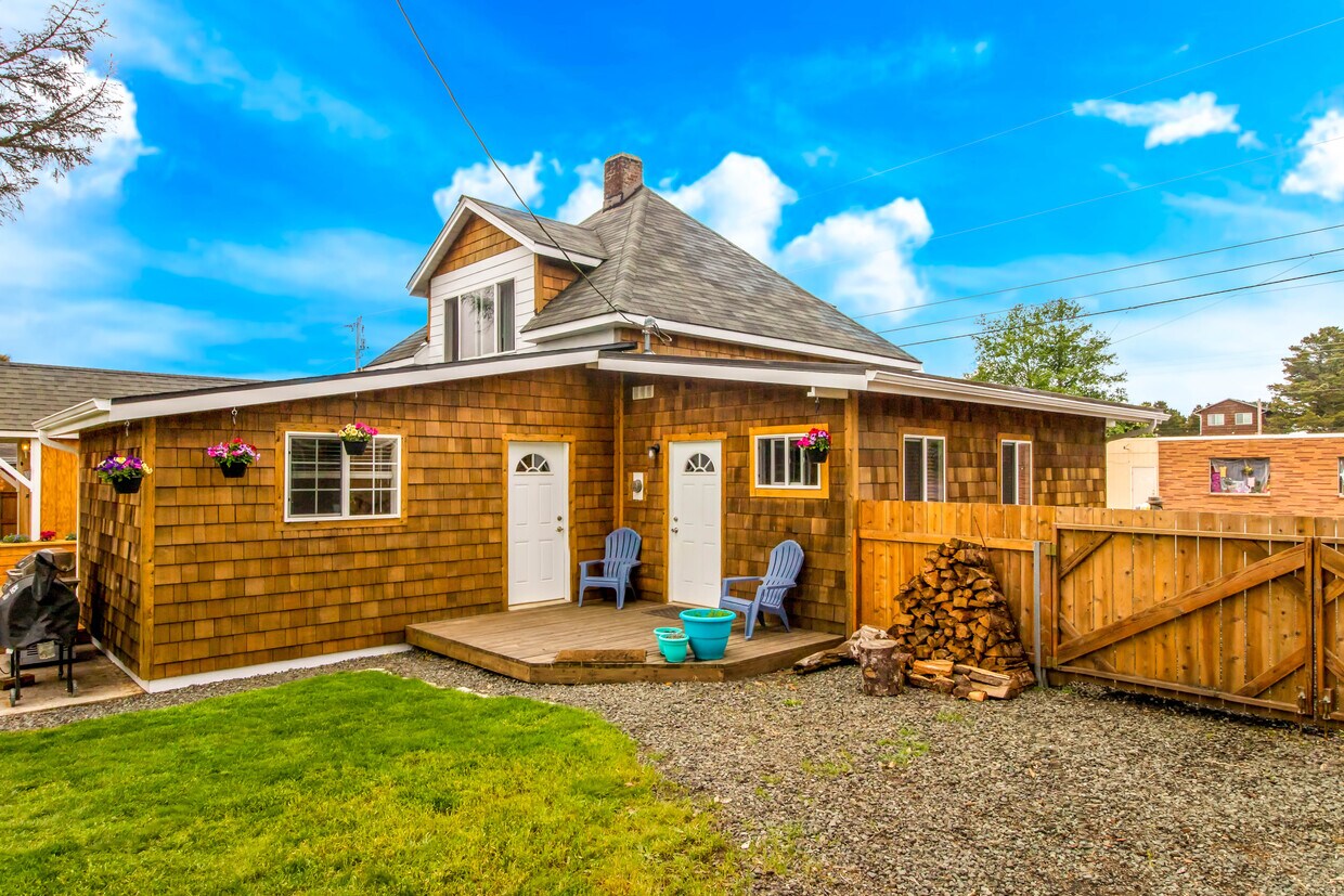 Front Door/ Deck - 910 N. Pacific Hwy
