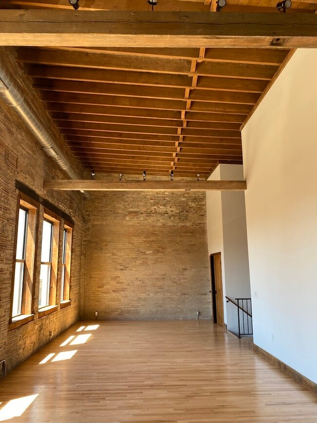 Building Photo - 403 Main St