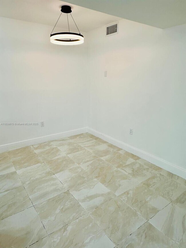 Foto del edificio - 300 Palm Cir W