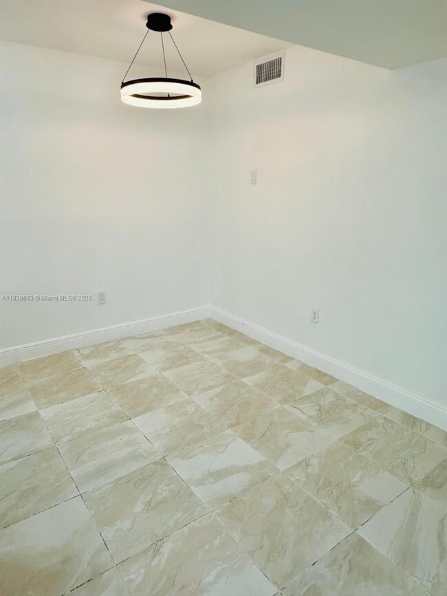 Building Photo - 300 Palm Cir W