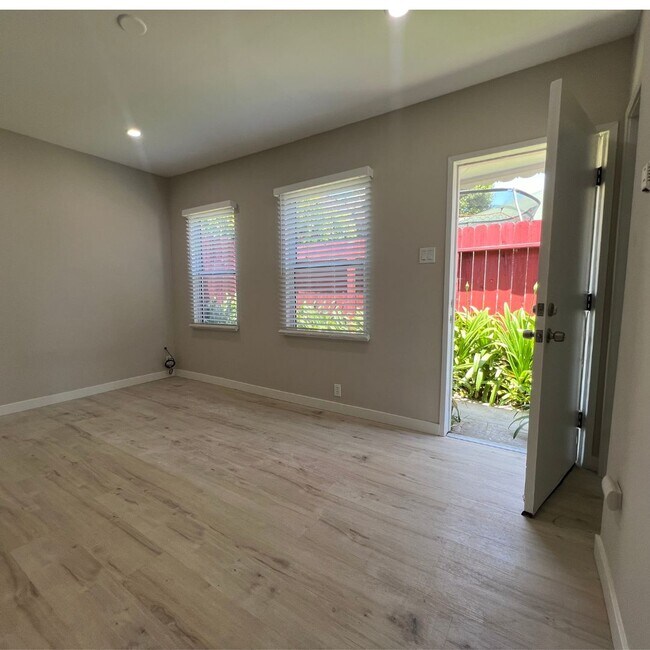 Entrance to living room - 1517 Idaho Ave