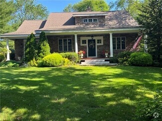Building Photo - 93B Kickemuit Ave