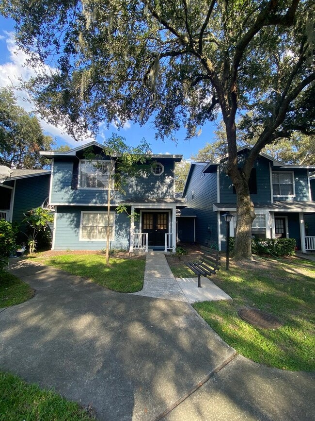 Building Photo - Spacious 3 Bedroom's, 2.5 bath condo in Lakeview Village.