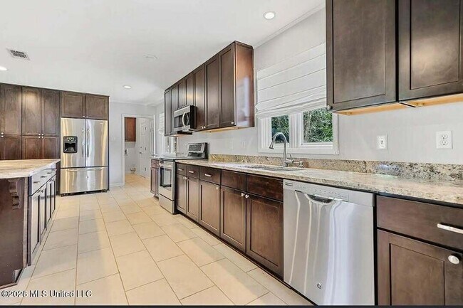 Building Photo - 223 Woodbine Dr