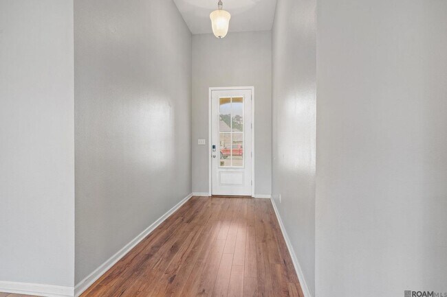 Foto del edificio - 13440 Larch Ct