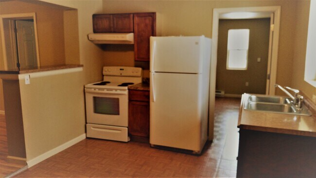 Building Photo - 2 Bed 1 Bath Home