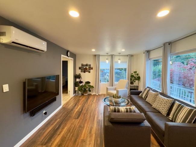 Photo - 723 N 184th St House