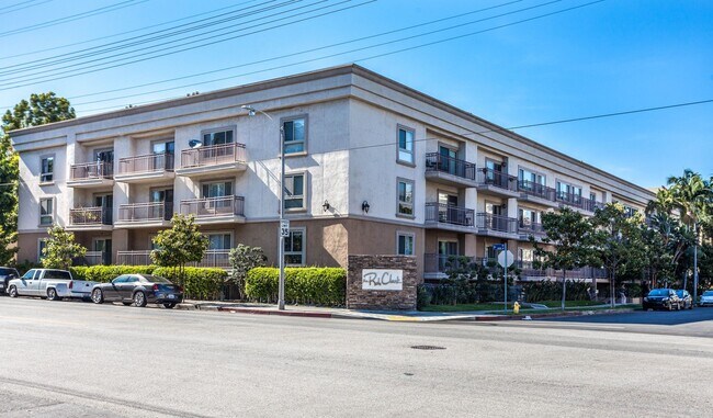 Foto del edificio - 141 S Clark Dr