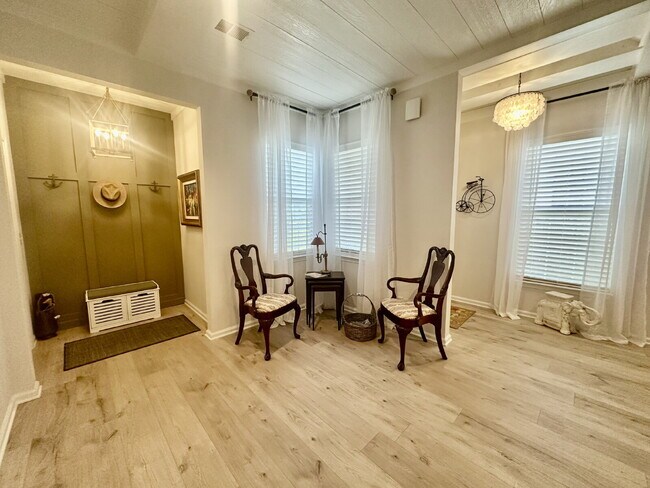 Building Photo - Beautifully Updated Elegant two Bedroom Ho...