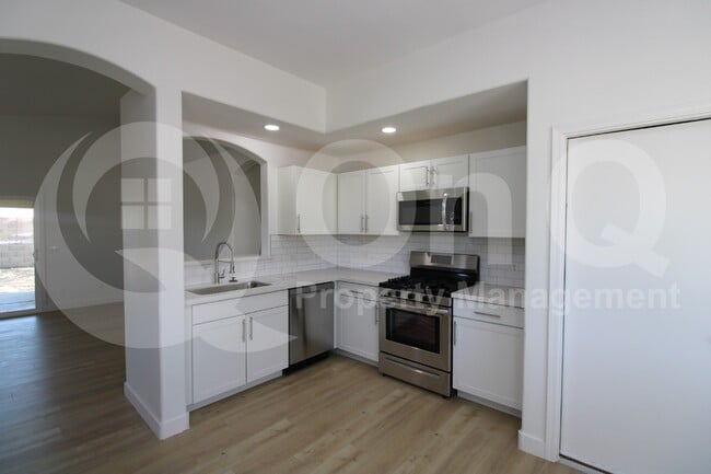 Foto del edificio - 16175 W Washington St