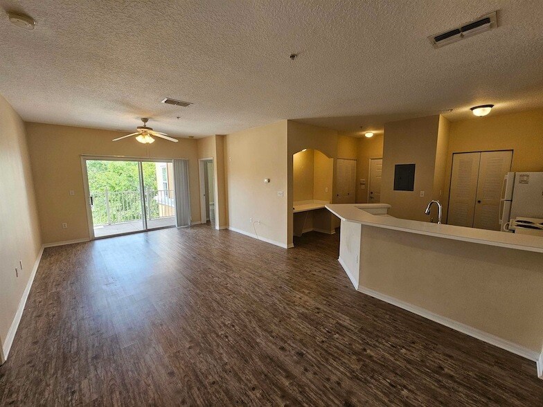 Foto principal - 605 Fairway Dr