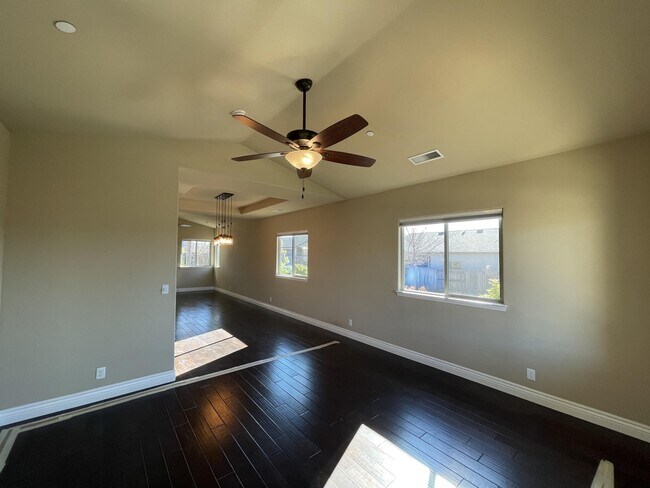 Foto del edificio - 2802 Dolphin Bend Dr