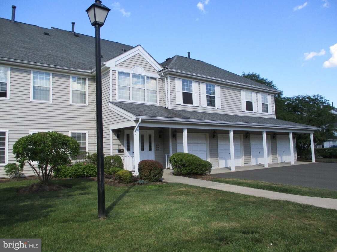 Foto principal - 814 Eagles Chase Dr