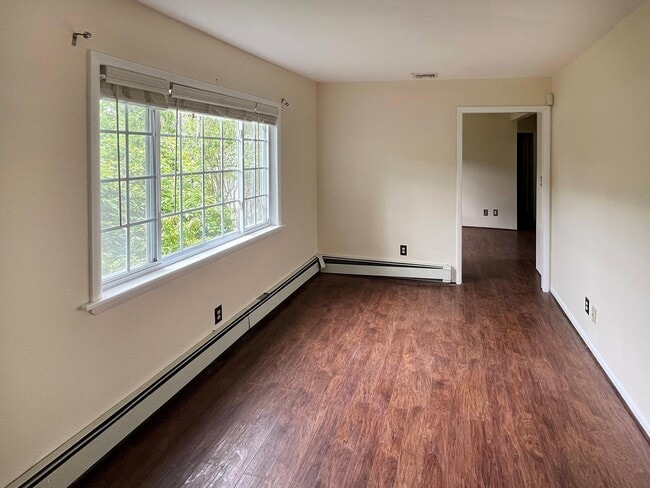 Building Photo - 453 Clove Rd
