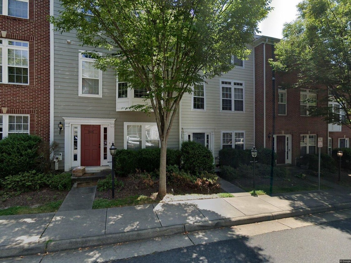 Foto principal - Beautiful townhome - 4BR, 2.5 Ba in a grea...