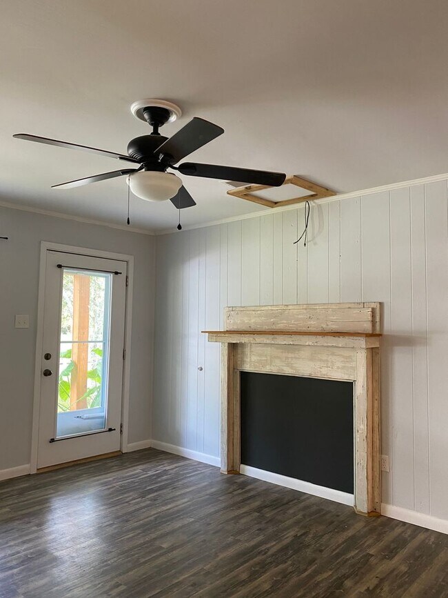 Foto del edificio - Charming updated 2 Bedroom, 2 full bath ho...