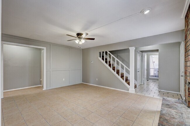 Building Photo - Duplex Available Now!