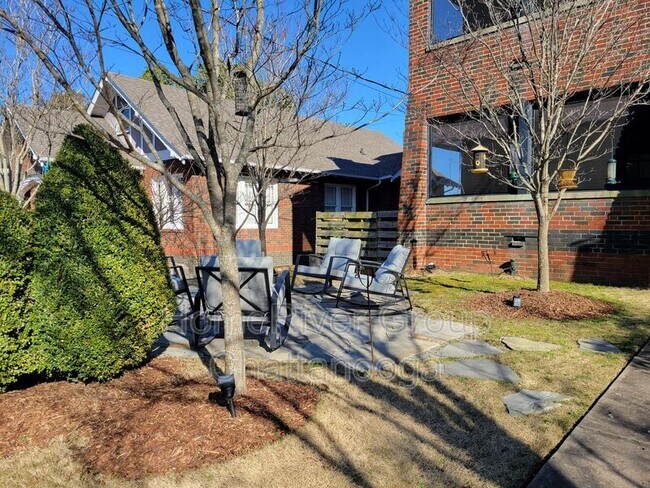 Foto del edificio - 712 Forest Ave