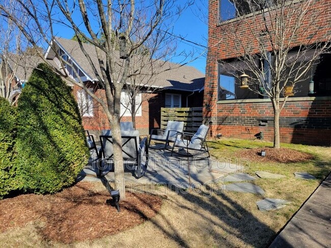 Building Photo - 712 Forest Ave