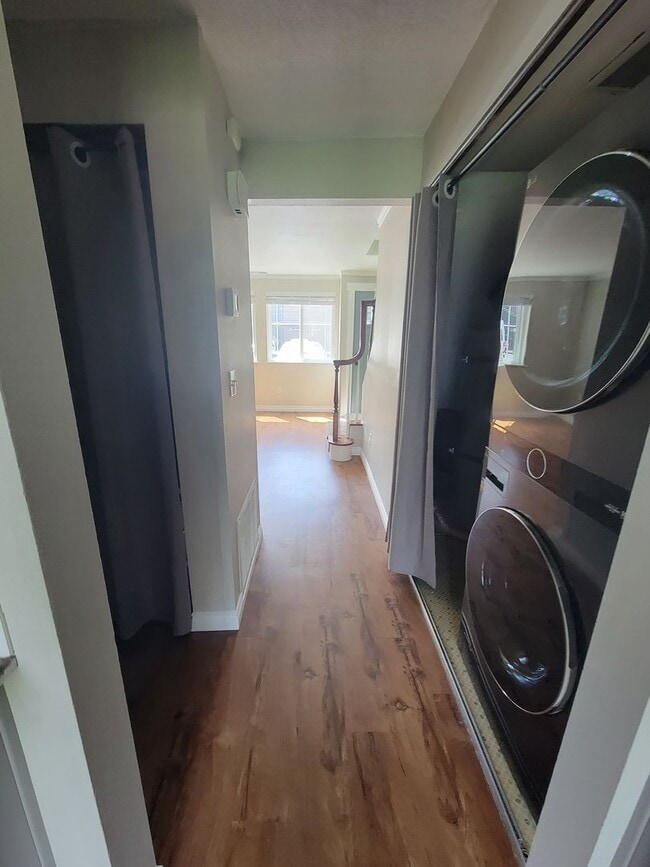 Building Photo - Townhome with Community Pool and Private P...