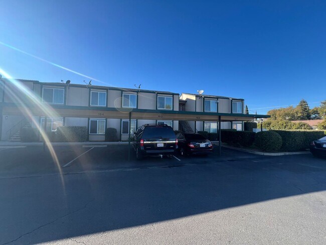 Foto del edificio - Two-bedroom upstairs apartment in Riverbank!