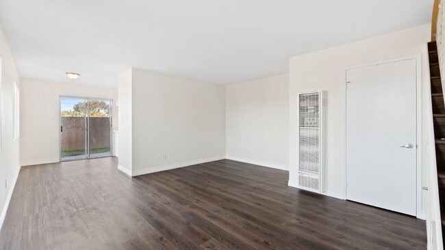 Foto del edificio - Chula Vista - Two Weeks FREE Renovated 2 bed /1.5 bath Two-Story Townhome w/ Private Yard