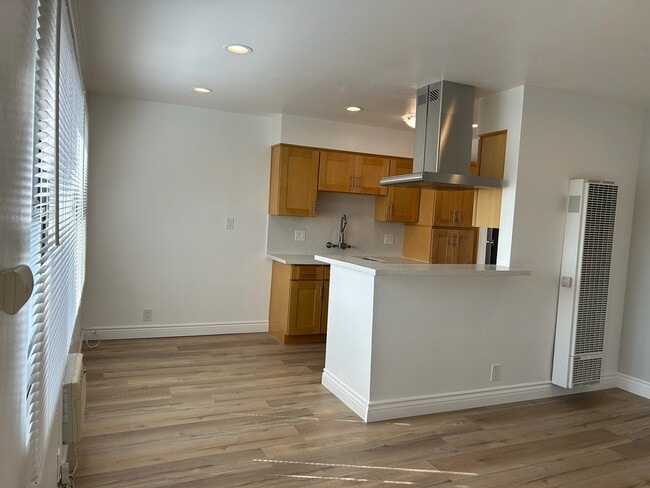 Comedor y cocina con abundante luz natural e iluminación empotrada - 3821 Rosemead Ave