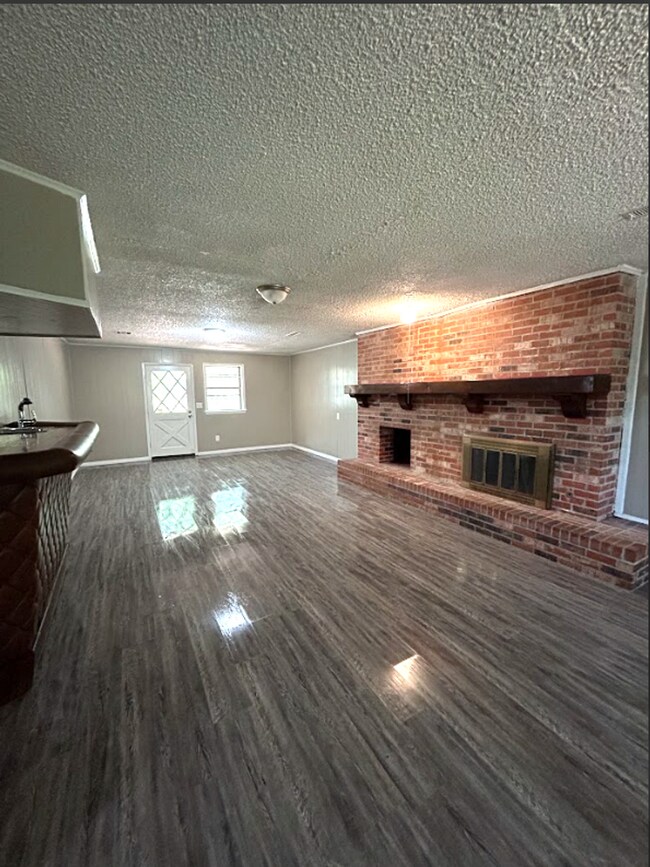 Foto del edificio - Spacious 5-Bedroom Home with Modern Update...