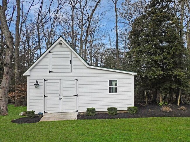 Building Photo - 9885 Bowling Rd