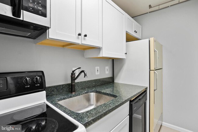 Building Photo - 1721 Queens Ln