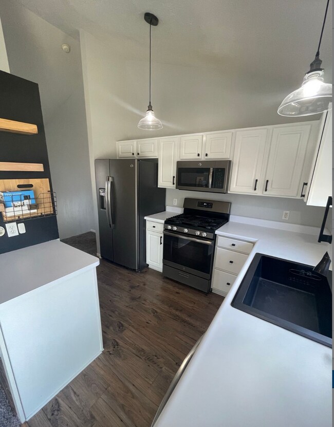 Building Photo - Corner Lot In Hickory Ridge!!