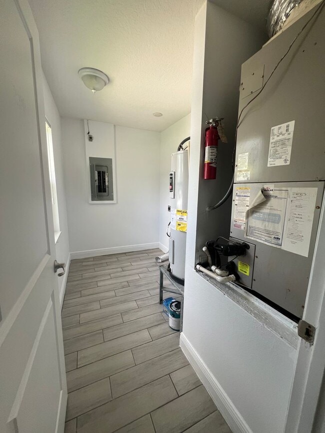 Building Photo - Beautiful 3-bedroom 2 bath single story home in SW Orlando near International Drive