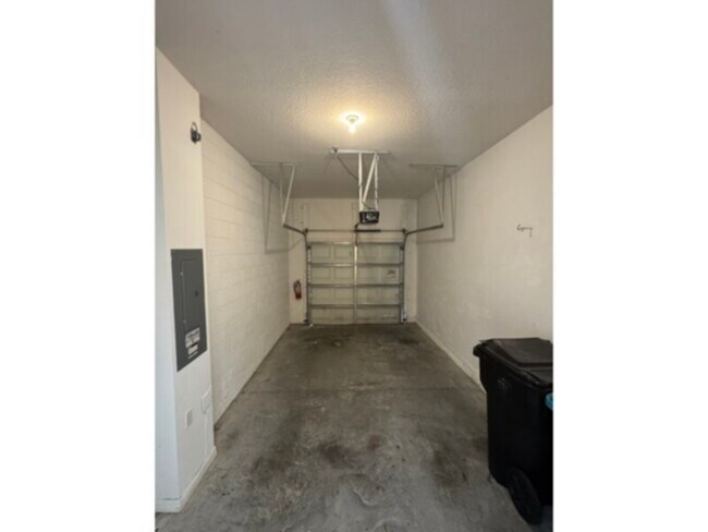 Foto del edificio - 2 bed 2 bath 1 Car Garage Townhome