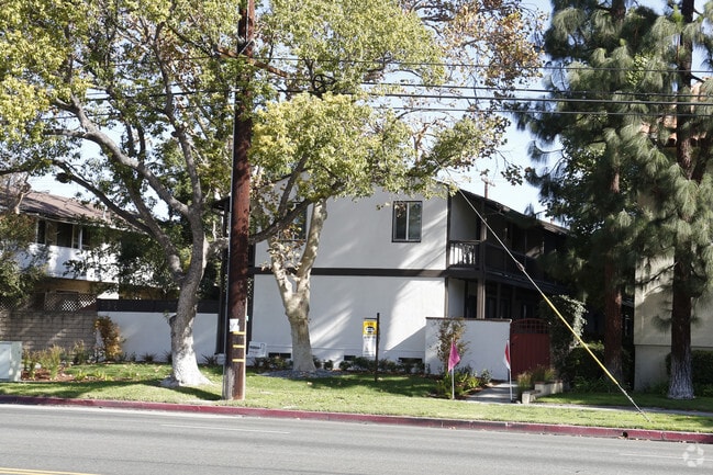 Building Photo - 376 N Hollywood Way