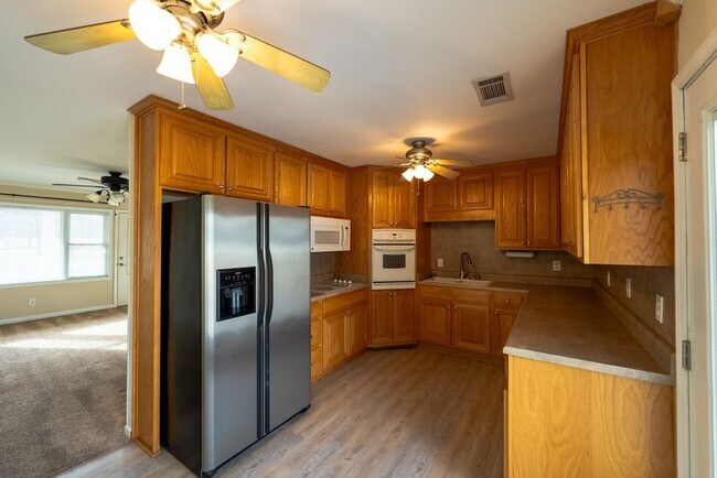 Foto del edificio - 953 McCullough Rd