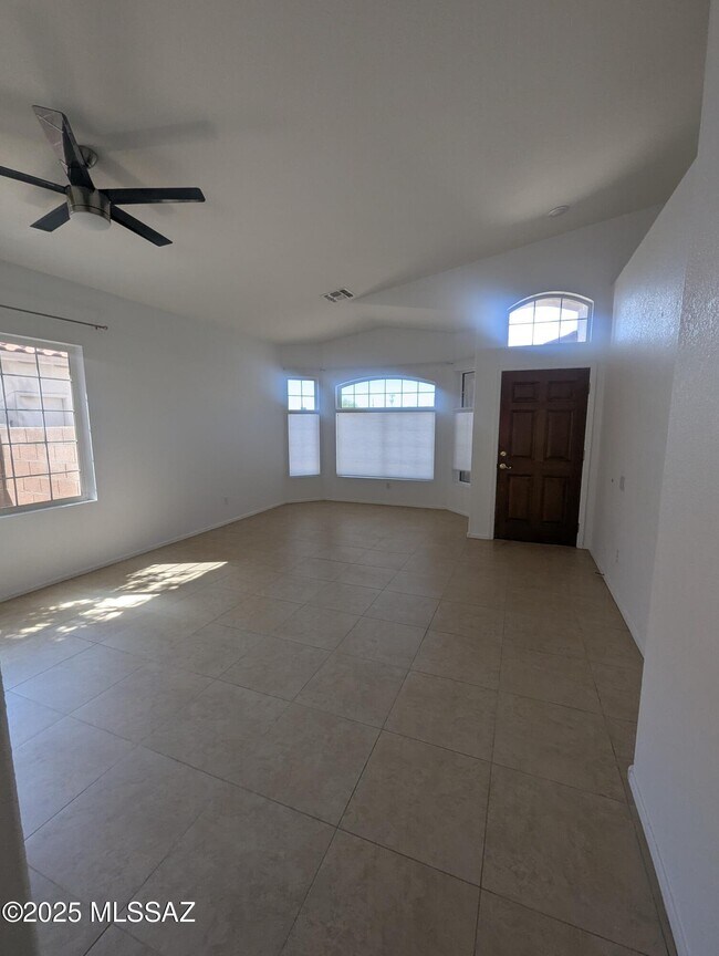 Foto del edificio - 12122 N Sterling Ave