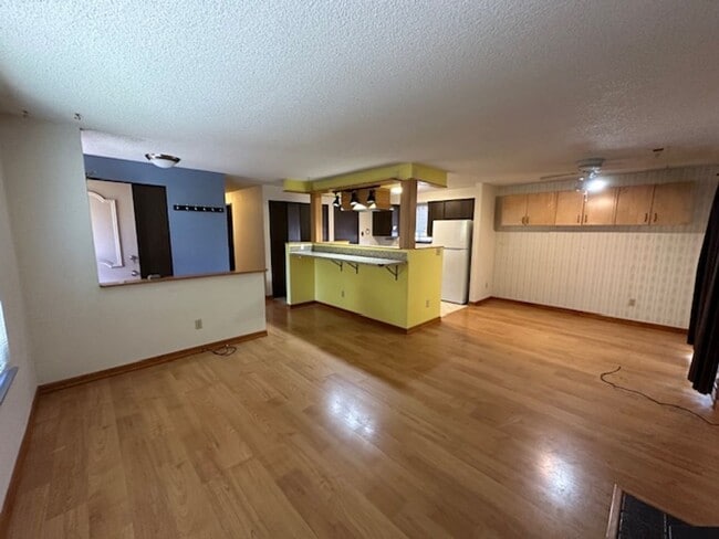 Building Photo - Clean 3 Bedroom Home With A One Car Garage...