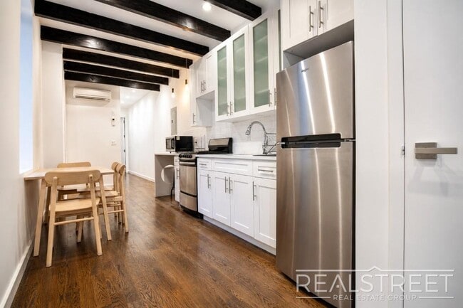Building Photo - 4 Bed 2 Bath Duplex in BedStuy!