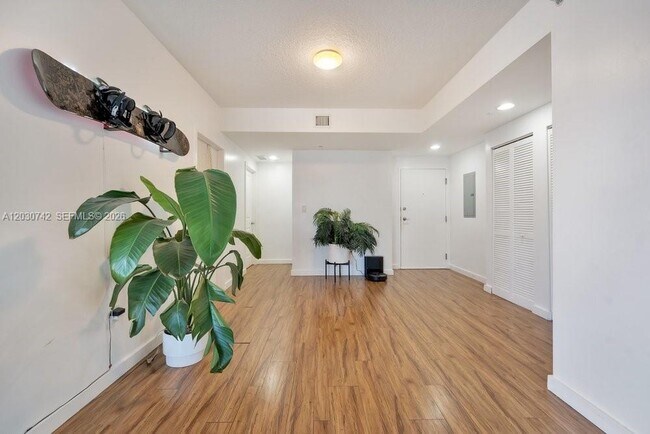 Foto del edificio - 601 NE 23rd St