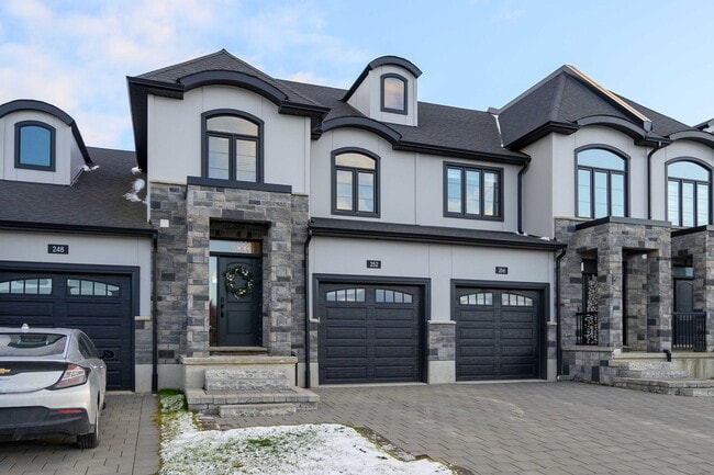 Building Photo - Komoka — Stunning 3 Bedroom Home for Rent with  Fenced Yard & Garage