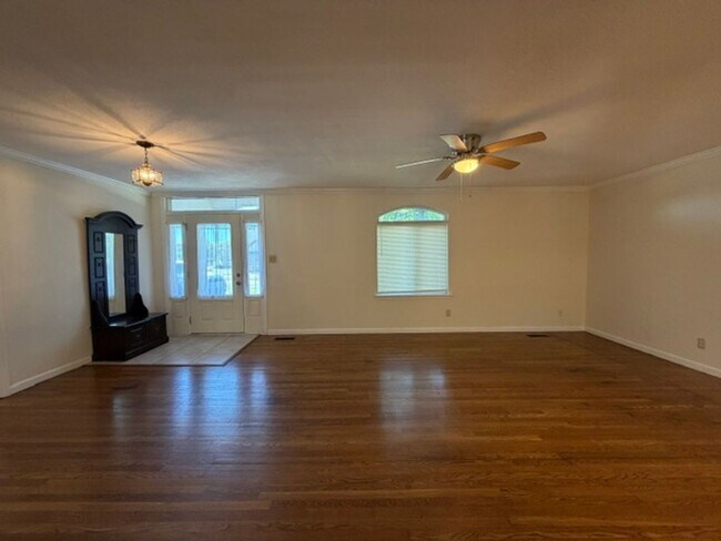 Building Photo - Beautiful 3 Bedroom 2 Bath with fenced in backyard