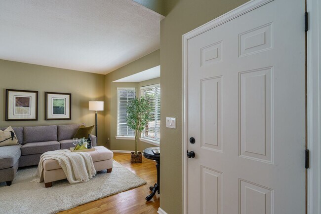 Foto del edificio - Gorgeous 5BR, 3.5BA, backs to trail, great deck, finished basement, more!