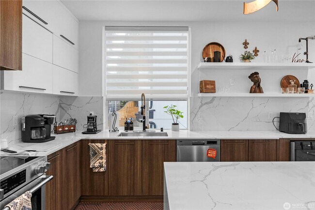 Building Photo - Commuter Dream Location - Almost New 4 Bed...