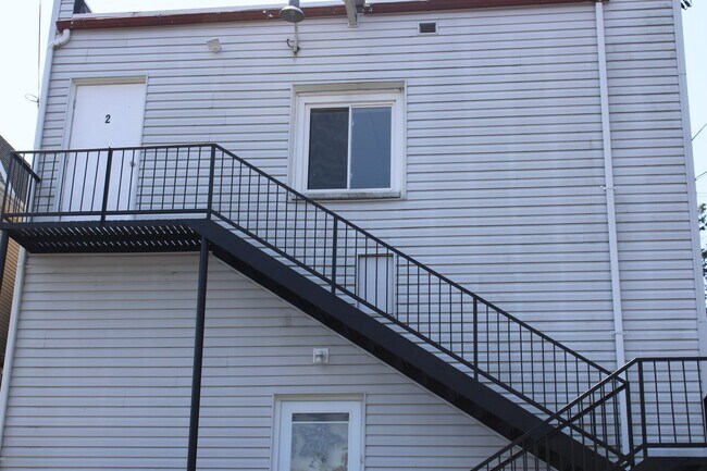 Foto del edificio - Cozy Second Floor Apartment