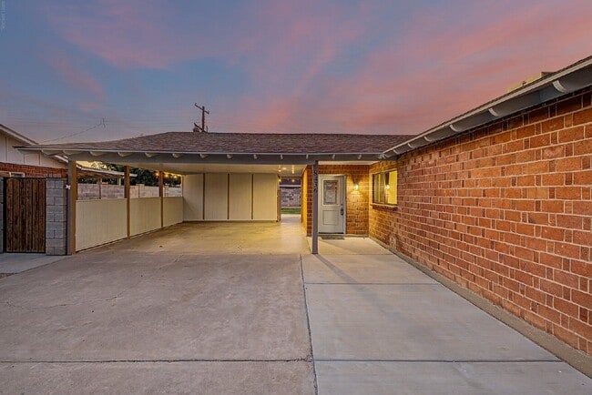 Building Photo - 8436 E Cambridge Ave
