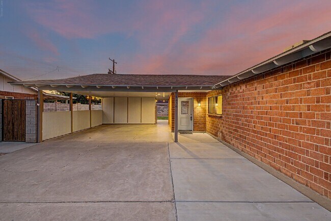 Foto del edificio - 8436 E Cambridge Ave