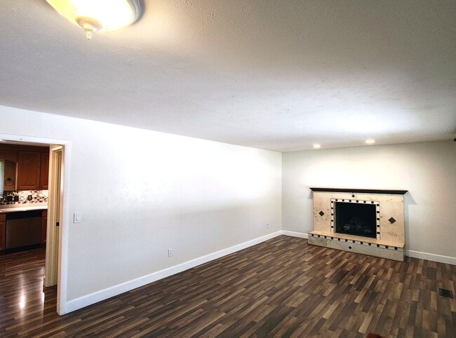 Building Photo - 5 Bd 3 Ba Home in Sandy